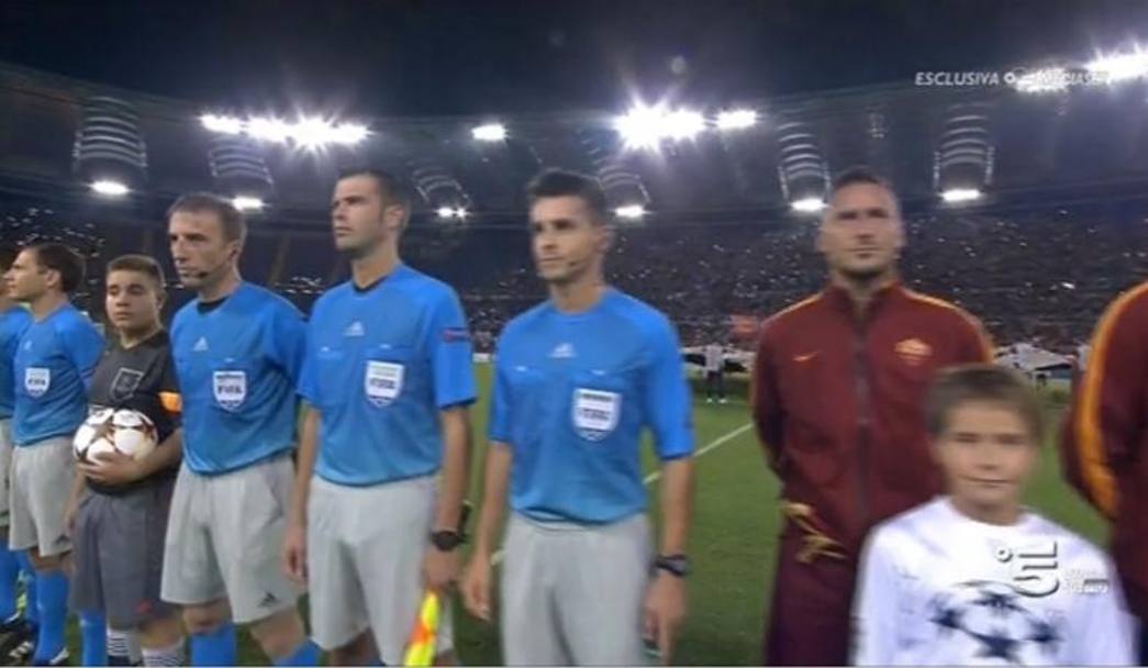 Il capitano romanista durante l&#39;inno della Champions League (da Canale 5)